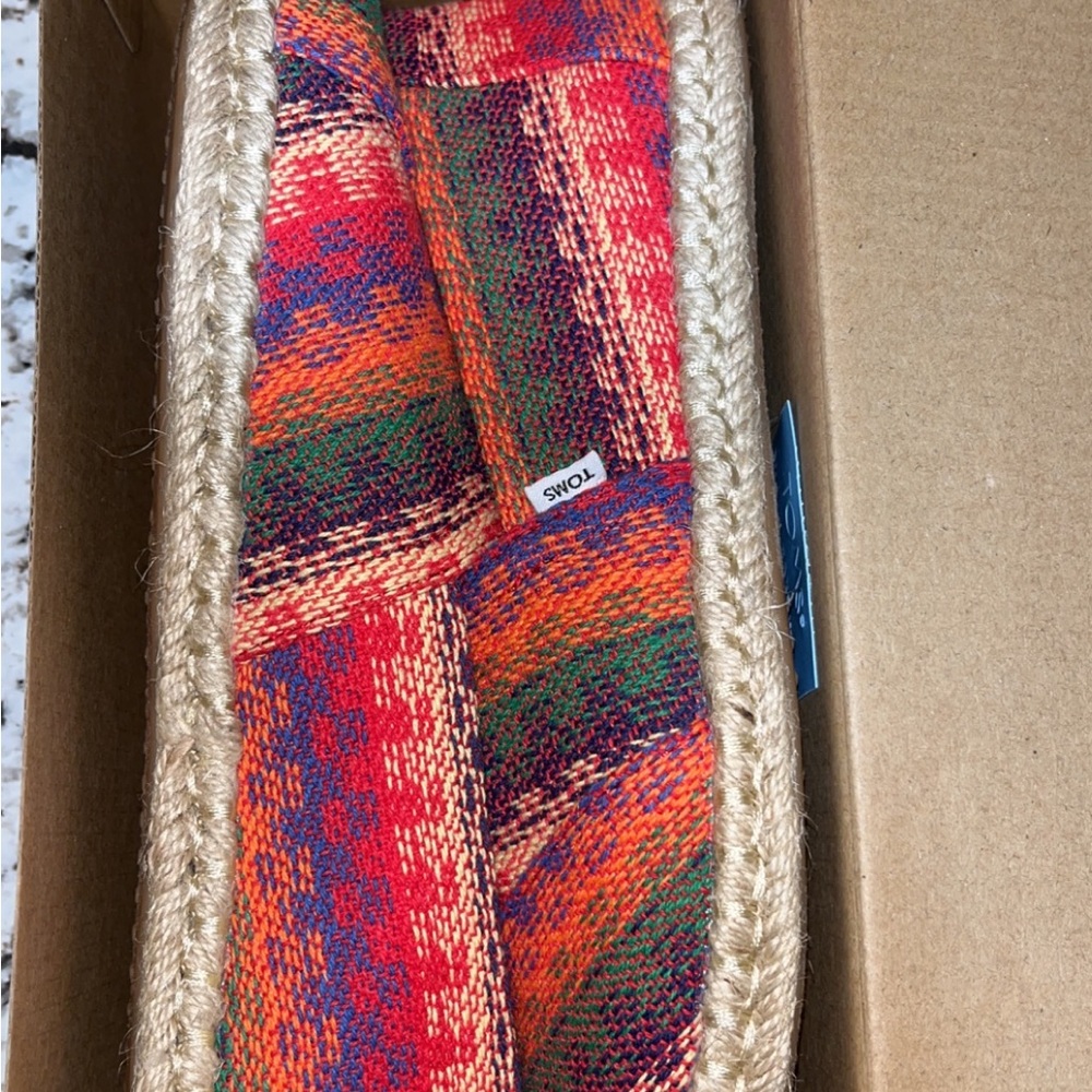 TOMS - Picture 2 of 6
